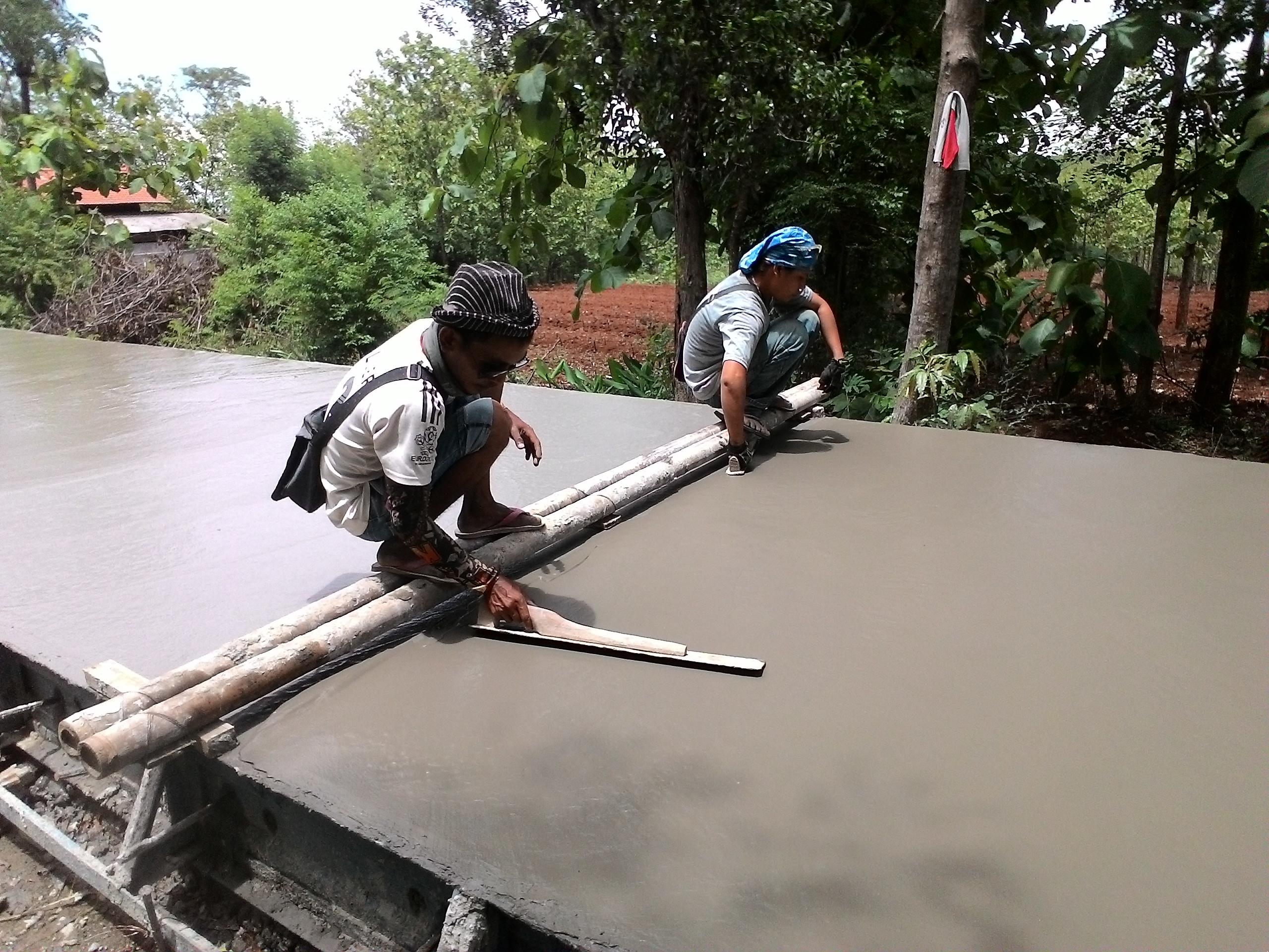 Fenomena Akhir Tahun, Kebutan Proyek Pembangunan Fisik di Tengah Hujan Deras