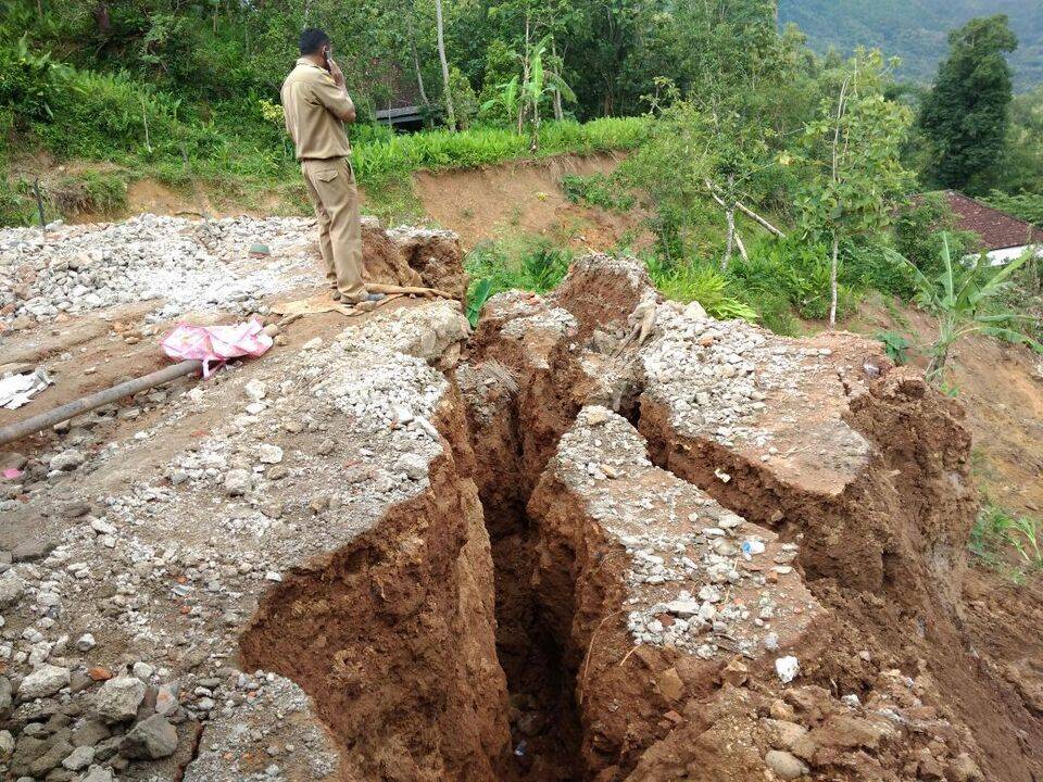 Tanah retak tirtomoyo