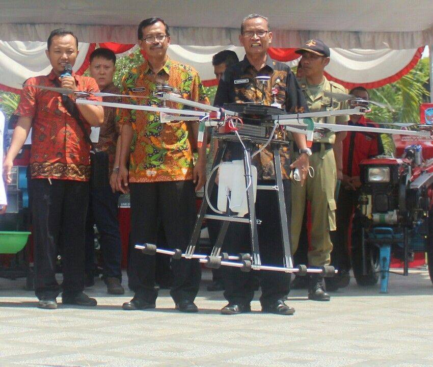 Drone penyemprot hama