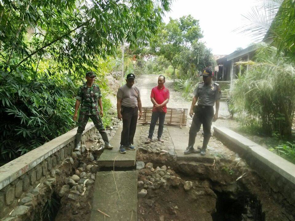 Jembatan cengklok ambrol