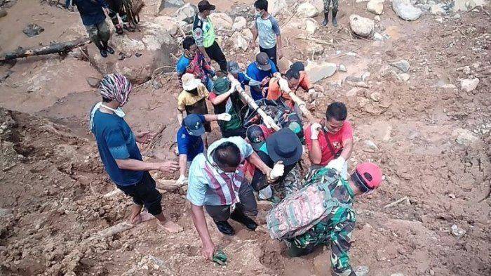 evakuasi-korban-longsor-brebes_20180303_191821