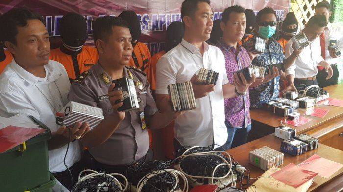 petugas-kepolisian-berhasil-ungkap-hacker-dan-driver-grab-pengguna-aplikasi-tuyul-dan-orderan-fiktif_20180319_210257