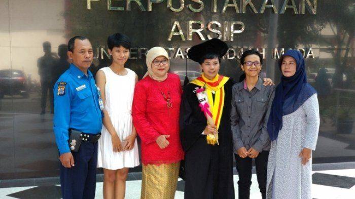 kisah-tyas-anak-satpam-yang-berhasil-raih-gelar-doktor-di-tempat-ayahnya-bekerja_20180419_120628