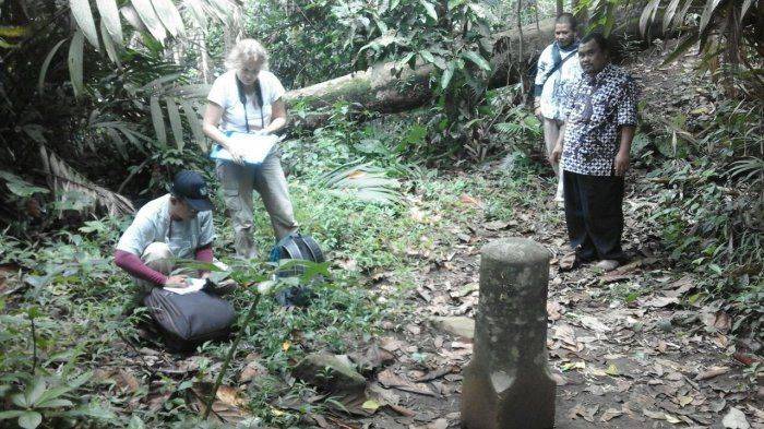 peneliti-dari-perancis-dan-dari-arkeolog-nasional-meneliti-artefak-di-bumiayu-brebes_20180418_215632