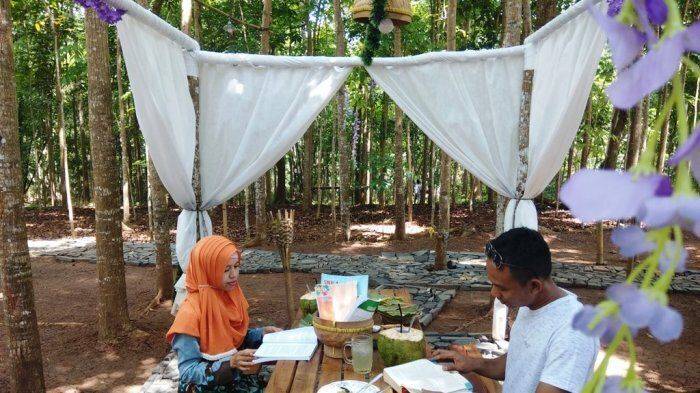 pengunjung-tengah-menikmati-santap-siang-sambil-baca-buku_20180407_193313