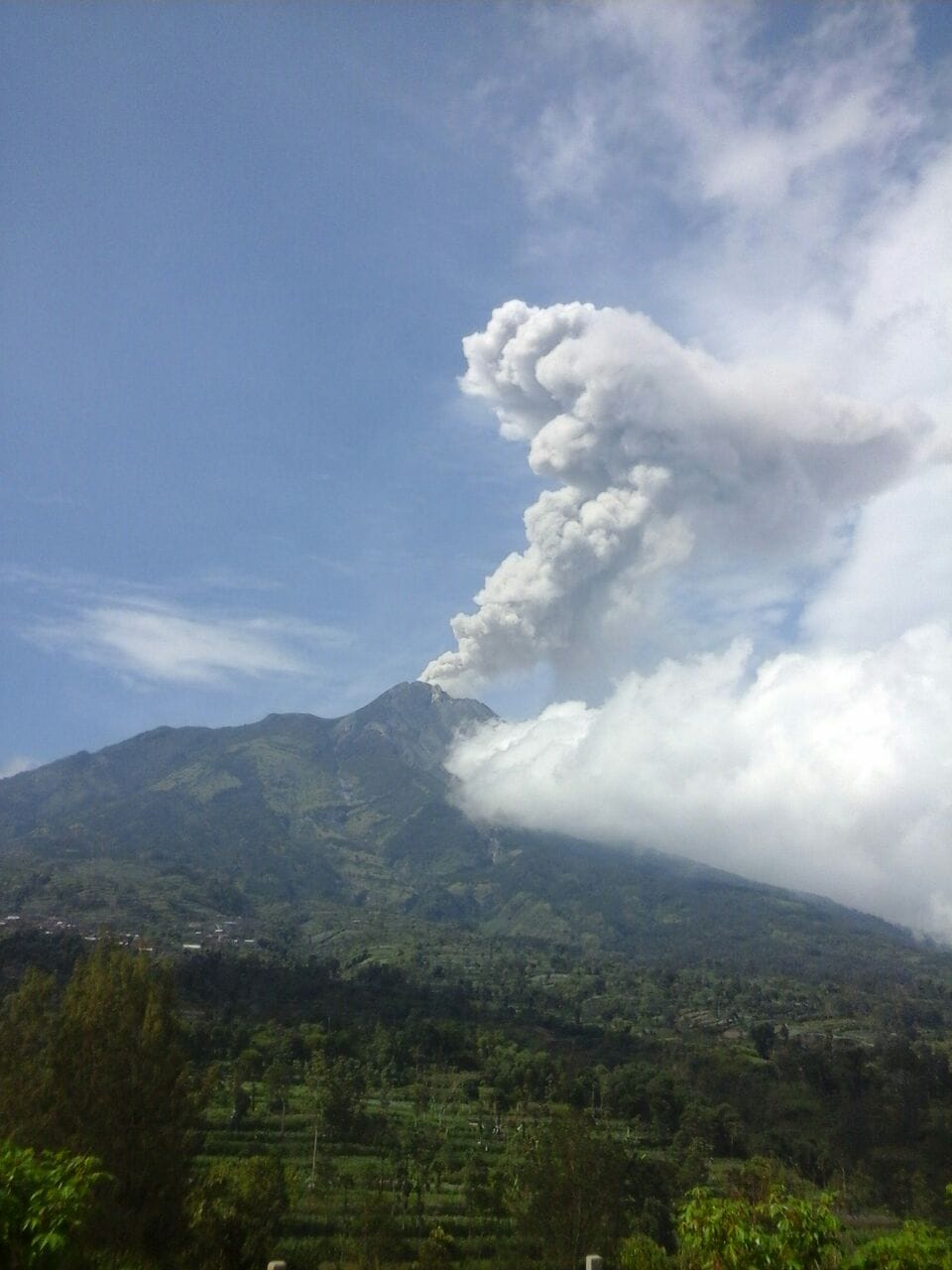 Gunung Merapi Kembali Meletus Freatik Status Tetap Normal Joglosemar News
