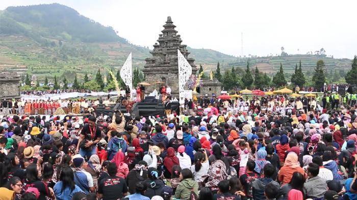ganjar-potong-rambut-gimbal-di-dieng_20160809_182643