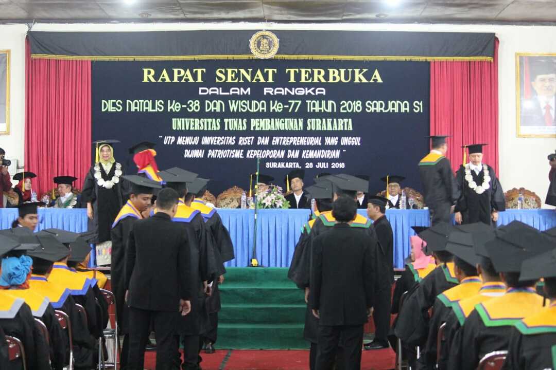 280718wisuda utp 1