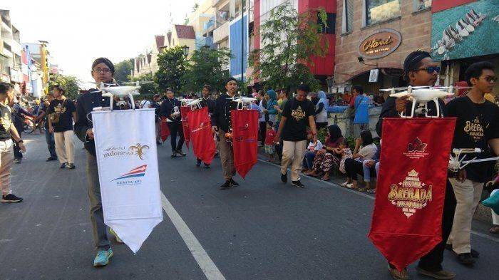 parade-drone-meriahkan-festival-bregada-nusantara-di-malioboro_20180923_142324