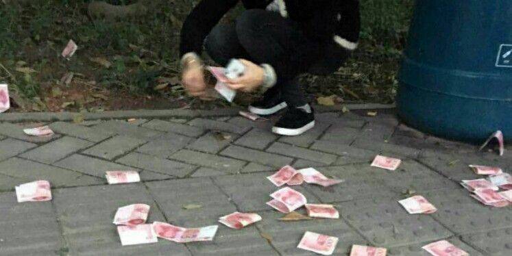 pria-misterius-sebarkan-11000-yuan-di-jalan-160115k-747x374