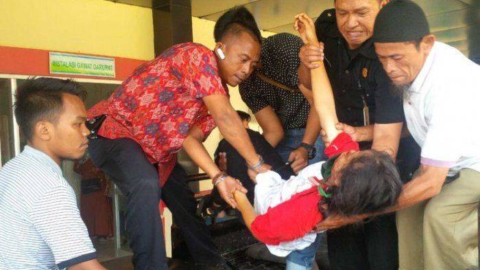 salah-seorang-korban-tiba-di-igd-rsud-palabuhanratu_20180908_180322