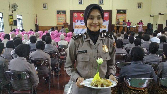 tasya-dheana-putri-anggota-polwan-polres-magelang_20180903_203605