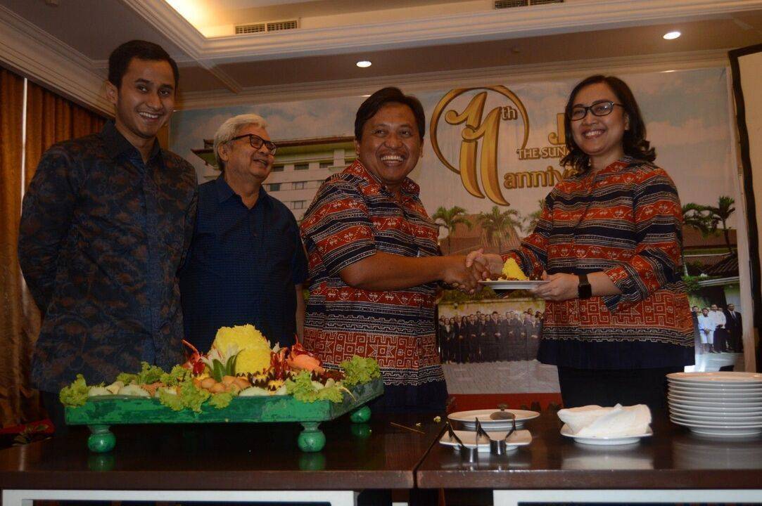 1. Penyerahan Tumpeng