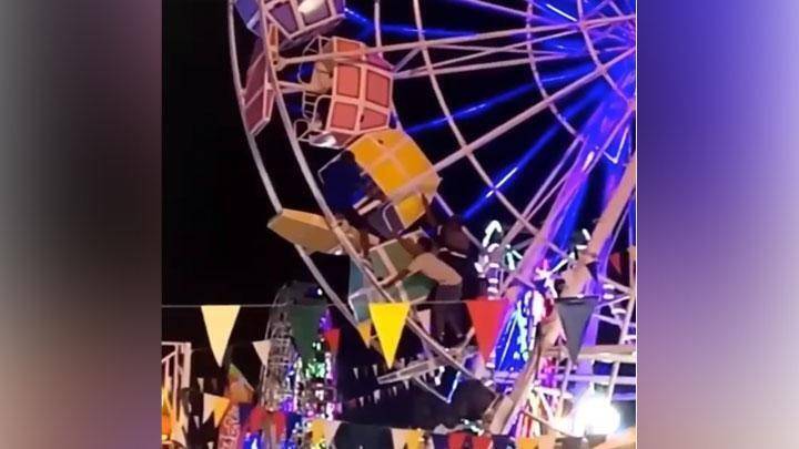 Petugas memperbaiki sebuah Bianglala tersangkut di Pasar Malam Sekaten, Yogyakarta. instagram-com