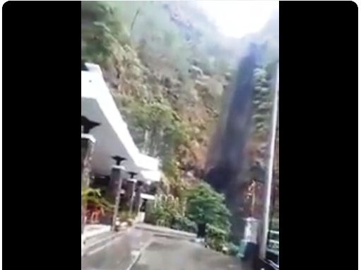 Heboh Air Terjun Sedudo Warnanya Jadi Hitam Pekat Ini