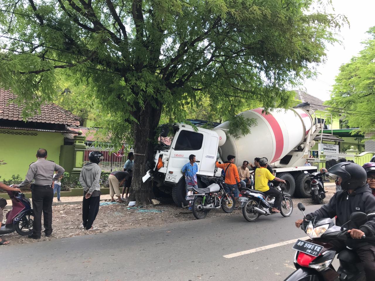 Mau ke Mesir Truk  Molen  Tabrak Pohon di Depan SMPN 1 