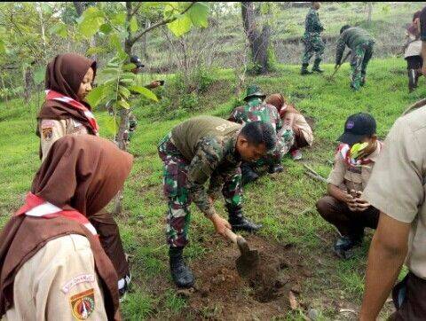 Penanaman bibit pohon