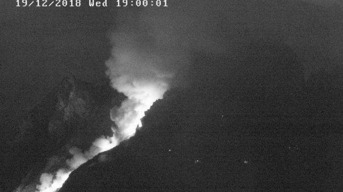 breaking-news-pukul-1902-malam-ini-luncuran-lava-merapi-terpantau-cctv-di-puncak