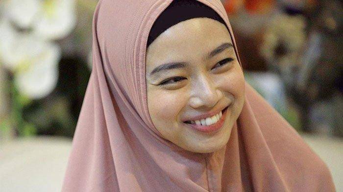 lindswell-kwok-mengenakan-hijab Instagram @jonimetal