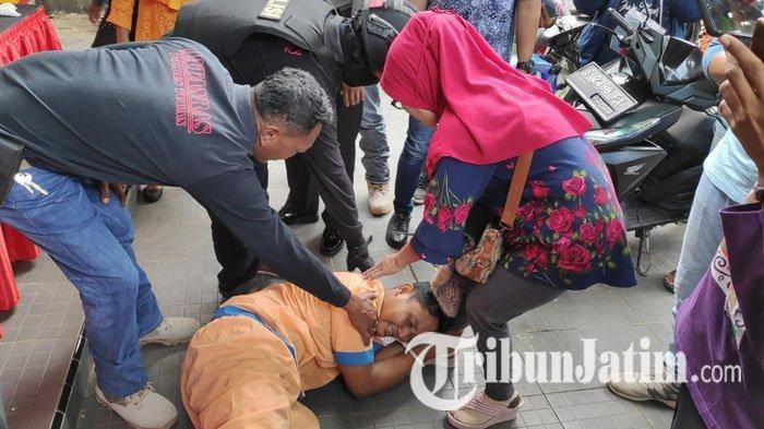 Anang, pelaku pencurian merangkul kaki Winarni sambil menangis dan meminta maaf di Polres Tuban