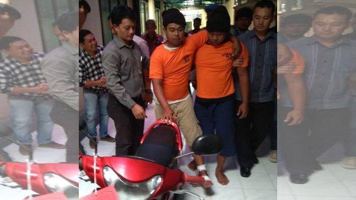 Dua pelaku pembunuhan mbah Mentil di Kediri saat digelandang ke kantor polisi. surya