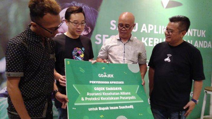 Imam Suachadij menerima apresiasi dari Gojek