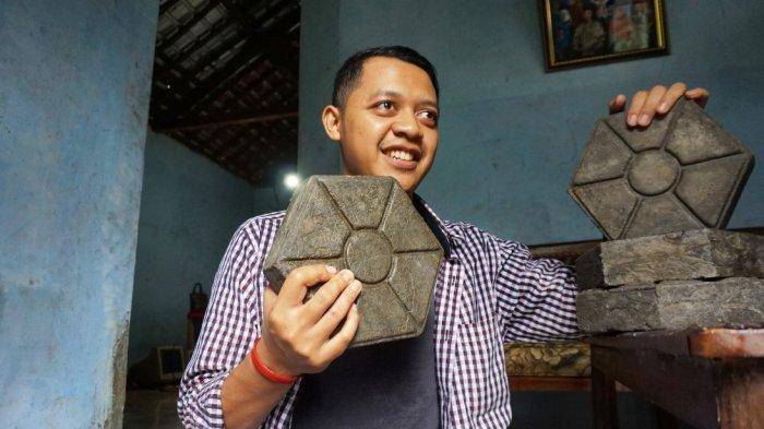 Muhammad Rusbiyana pemuda Dukuh Sinyareng RT 03 RW 01 Desa Paninggaran Kecamatan Paninggaran Kabupaten Pekalongan, menunjukkan paving block plastik buatannya, Rabu (27-2-2019). Tribun Jateng Budi Susanto