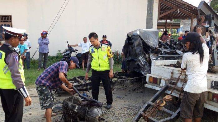 Petugas sedang melakukan evakuasi pickup di perlintasan kereta api Brumbung Timur, Kamis (28-2-2019). Tribun Jateng Like Adelia