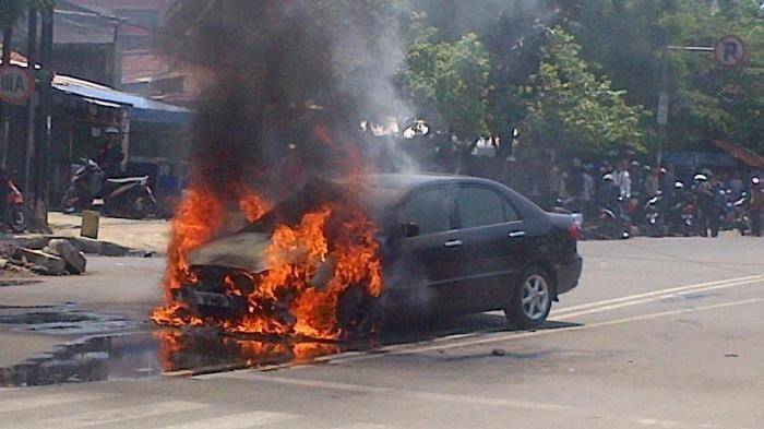 ilustrasi-mobil-terbakar tribunjateng