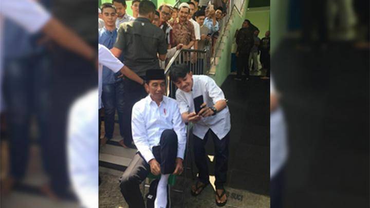 Jokowi diajak selfie oleh seorang pemuda usai salat Jumat di kawasan Senen. Foto instagram Jokowi