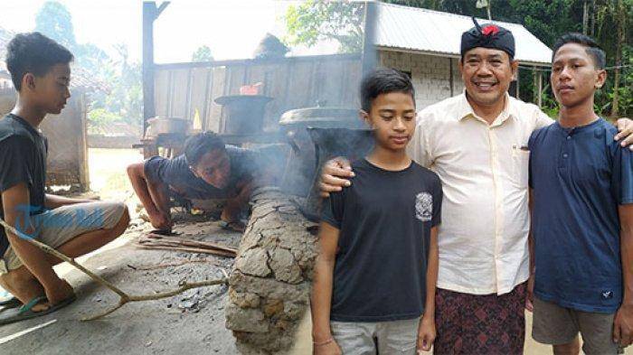 kadek-suardana-dan-i-komang-juniarta-berusaha-menyalakan-api-pada-tungku