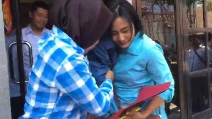 penyidik-unit-ppa-sat-reskrim-polresta-mojokerto-melindungi-bidan-yang-digrebek