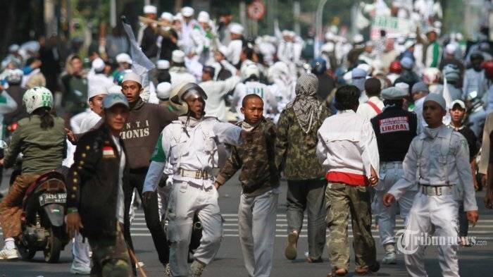 20141003_205931_bentrok-demo-fpi-tolak-ahok-jadi-gubernur
