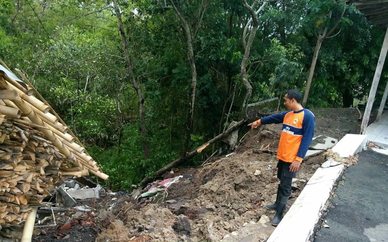 Hujan Deras Di Malam Jumat