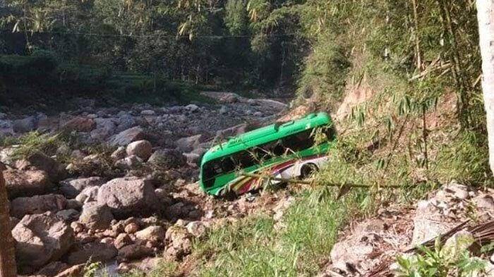 minibus-masuk-ke-jurang-sedalam-20-meter-di-pacitan