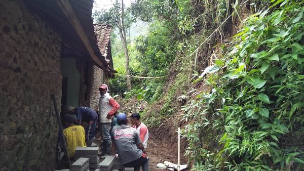 1601 - longsor1 ---- a