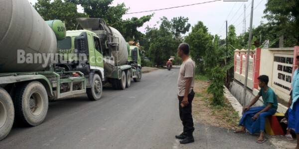 dua-truk-merak-jaya-beton-dihentikan-warga-gayam-2