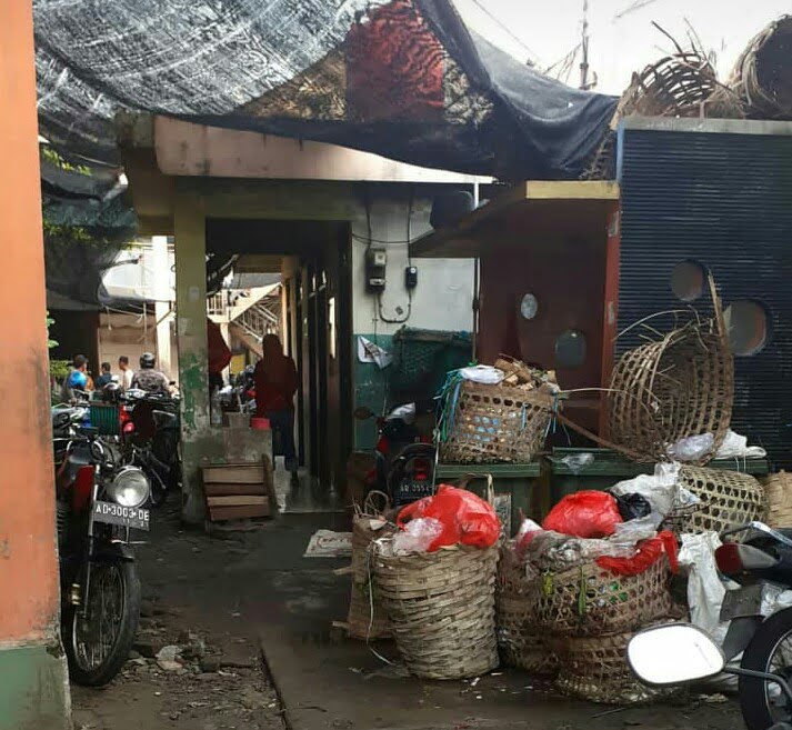 Nyaris Putus Asa Pedagang Daging Di Pasar Bunder Sragen Keluhkan Tumpukan Sampah Busuk Dan 5280