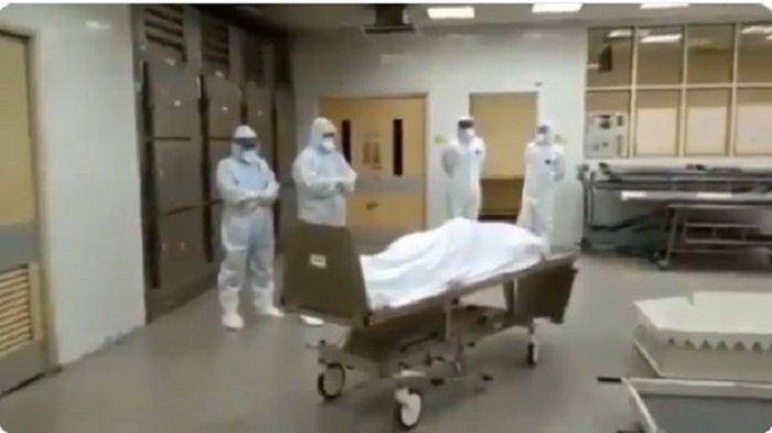 petugas-medis-salatkan -jenazah-korban-covid-19