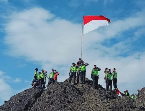 Mendaki Gunung Sambil Mengibarkan Bendera Merah Putih Menjadi Simbol Kebersamaan Polisi Masyarakat Di Sukoharjo Joglosemar News