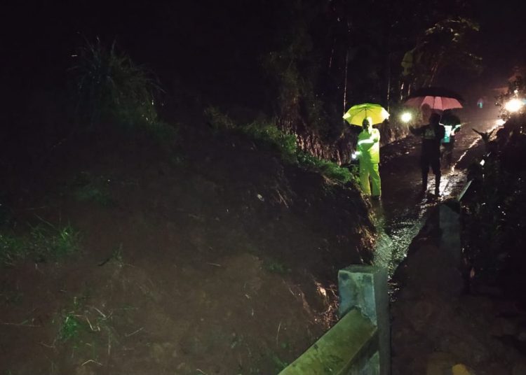 Ngeri, Hujan Deras Bikin Talud 5 Setinggi 5 Meter Dan Panjang 20 Meter ...