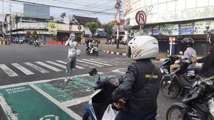 2803 - manusia silver