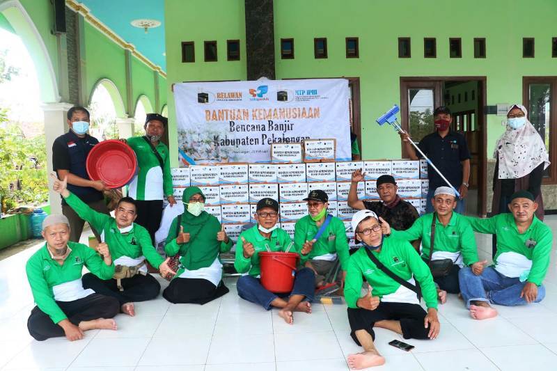 Relawan SOLOPEDULI dan IPHI Surakarta foto bersama di sela-sela Aksi Peduli Saudara di Pekalongan, Minggu (28/1/2021) / Foto: Dok SOLOPEDULI