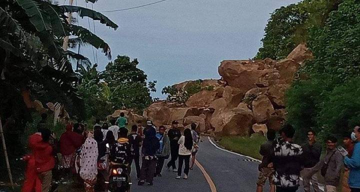 kondisi-jalan-penghubung-majene-mamuju-pascalongsor