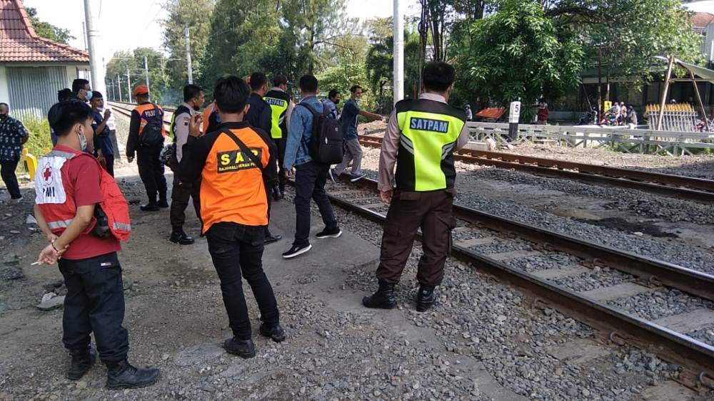 tewas menyebrang rel ka