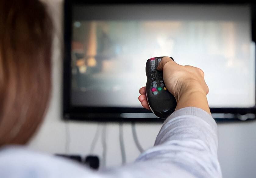ilustrasi nonton tv
