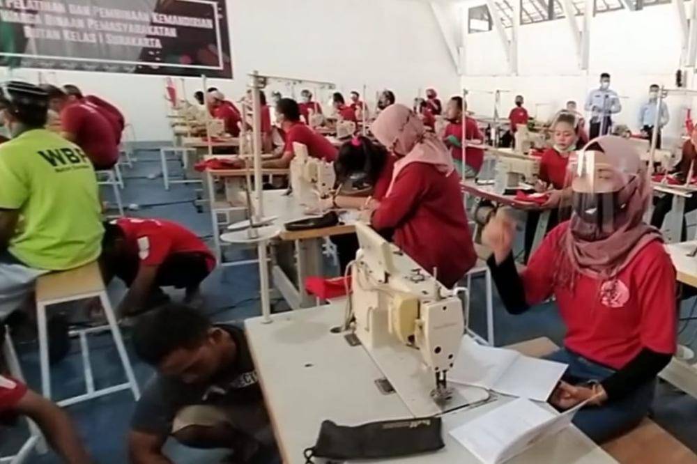 warga binaan menjahit