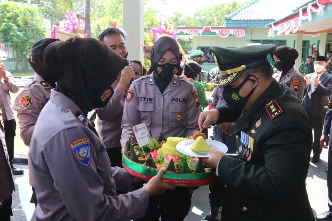 Kado tumpeng untuk HU