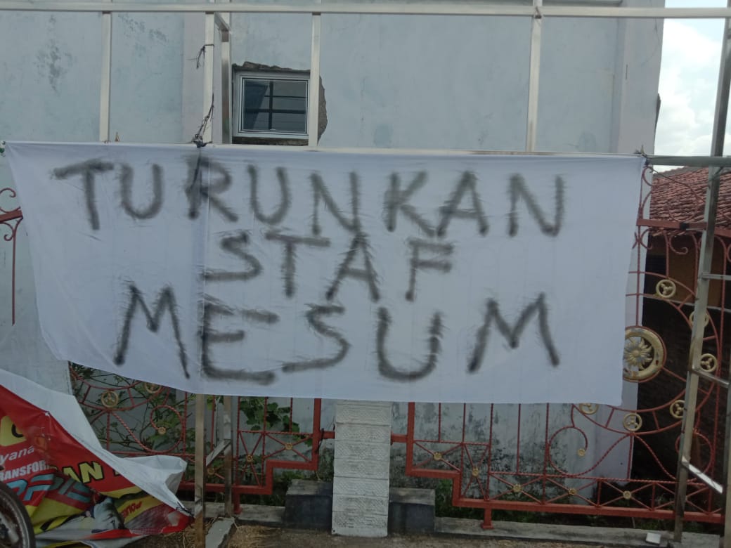 Oknum Perangkat Desa yang Didemo Karena Diduga Mesum Ternyata Dikenal Takmir Masjid dan Sering Pimpin Doa. Warga Tanon: Kami Malu, Masak Khilaf Terus-Terusan!