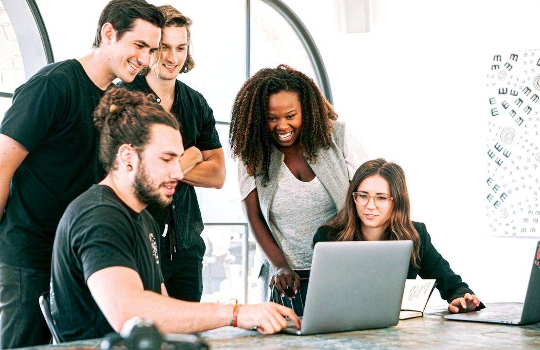 ilustrasi rapat milenial pexels